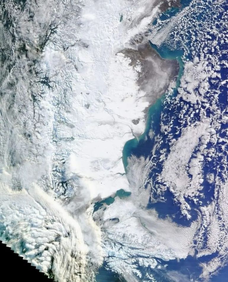 La foto satelital de la NASA muestra casi todo el territorio de Santa Cruz bajo la nieve. La foto satelital de la NASA muestra casi todo el territorio de Santa Cruz bajo la nieve.