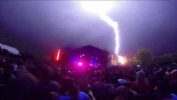 Un rayo casi transforma una fiesta en tragedia