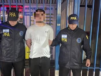 Dmitrii Novikov fue trasladado bajo custodia a Ezeiza y expulsado en un vuelo a Estambul. Dmitrii Novikov fue trasladado bajo custodia a Ezeiza y expulsado en un vuelo a Estambul.