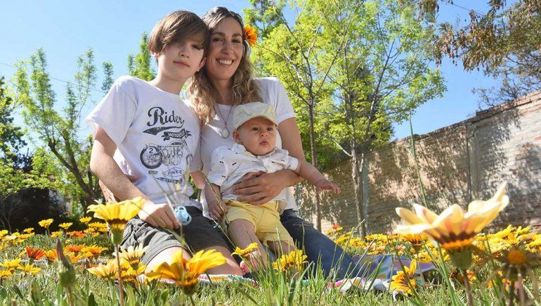 Eleana Peralta junto a sus hijos Facundo (12) y Fausto (5 meses)