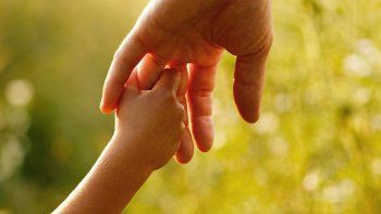 Un bebé y tres niños necesitan un hogar urgente: cómo podés ayudar