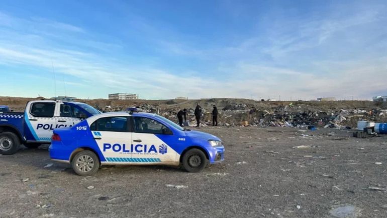 El bebé fue hallado con restos de placenta y el cordón umbilical adentro de una bolsa en el Vertedero Municipal de Caleta Olivia. El bebé fue hallado con restos de placenta y el cordón umbilical adentro de una bolsa en el Vertedero Municipal de Caleta Olivia.