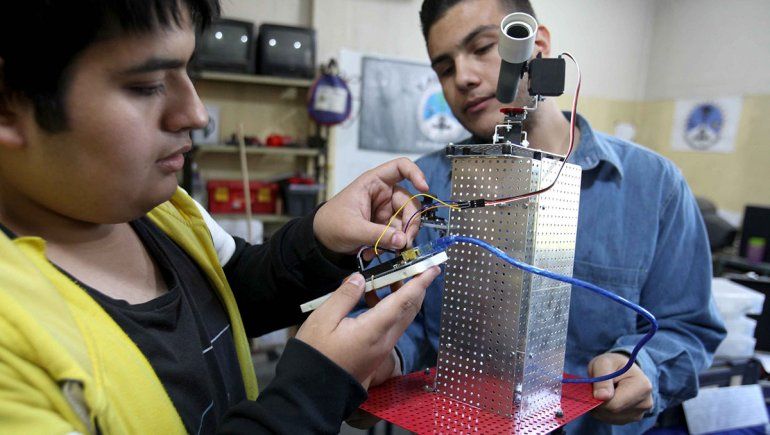 Alumnos de la EPET 8 crean un telescopio que podrá ser usado por todos los vecinos