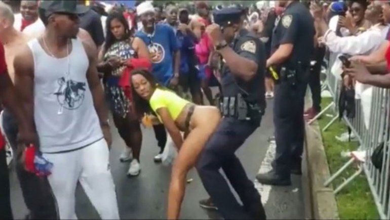 Video: policías fueron filmados mientras bailaban con chicas semidesnudas