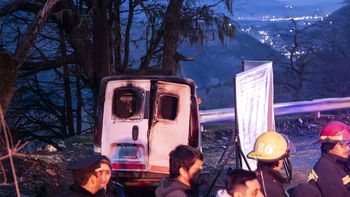 Una persona calcinada fue encontrada en el interior de una camioneta camino a Quila QuIna. Una persona calcinada fue encontrada en el interior de una camioneta camino a Quila QuIna.