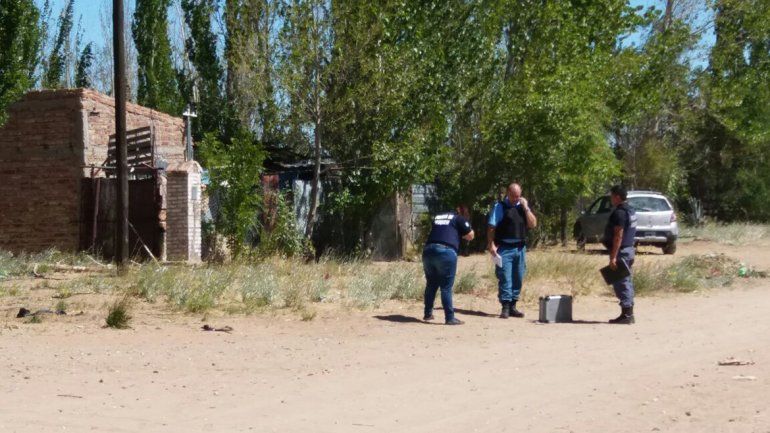 Personal policial realizó los peritajes criminalísticos de rigor en la casa de la víctima.