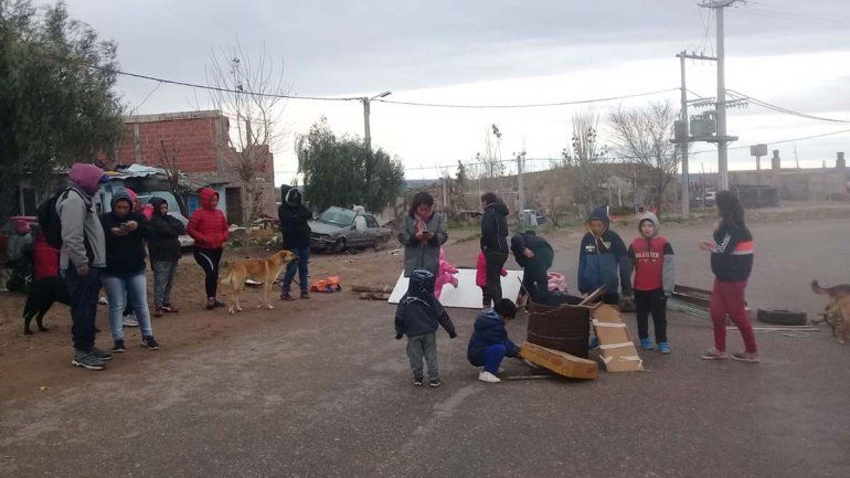 Volvieron a cortar la calle Yupanqui reclamando por las cloacas