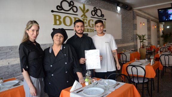 Conny, la copropietaria del comedor, junto a Gladys, la cocinera de siempre, y parte del personal.&nbsp;