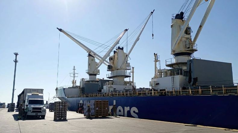 Empresarios del transporte dejan de cargar fruta y tensan la relación con exportadoras por el precio de los fletes. | LM Neuquen Empresarios del transporte dejan de cargar fruta y tensan la relación con exportadoras por el precio de los fletes.
