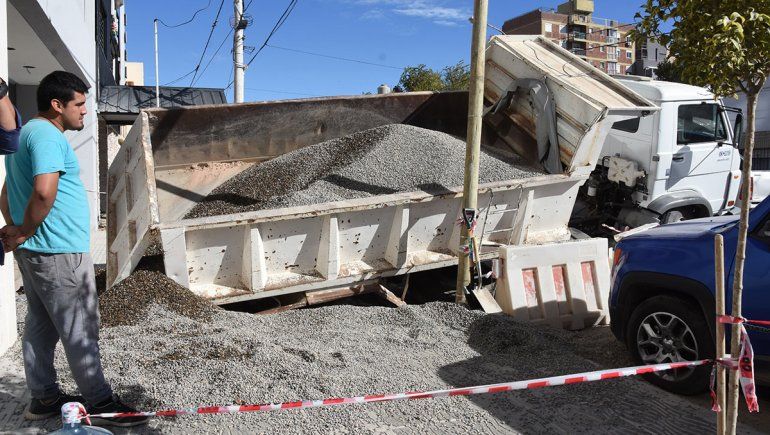 Volcó un camión que entró a descargar materiales a un edificio