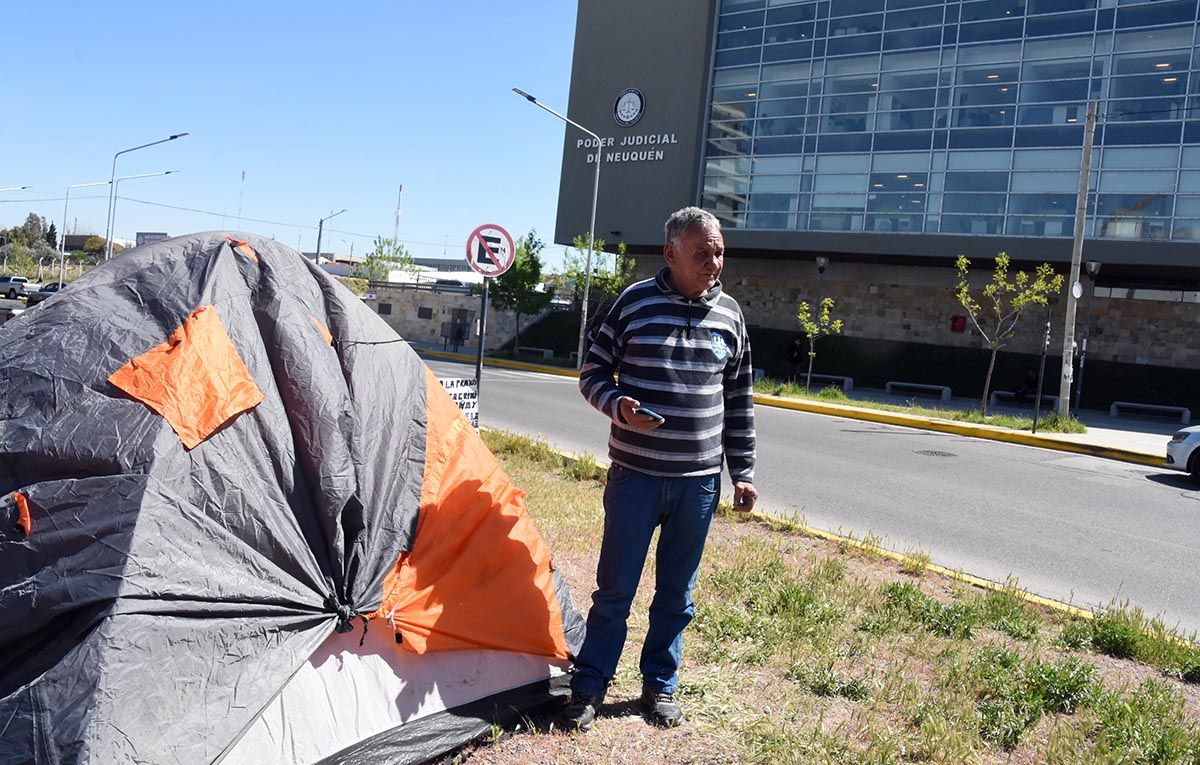 El desalojo de su vivienda lo obligó a hacer huelga de hambre frente al Poder Judicial
