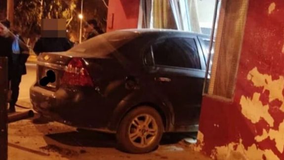 En la noche del lunes 12 de agosto, un Chevrolet Aveo se estrelló contra el frente de una vivienda de la calle Buenos Aires, en Puerto Madryn, Chubut.