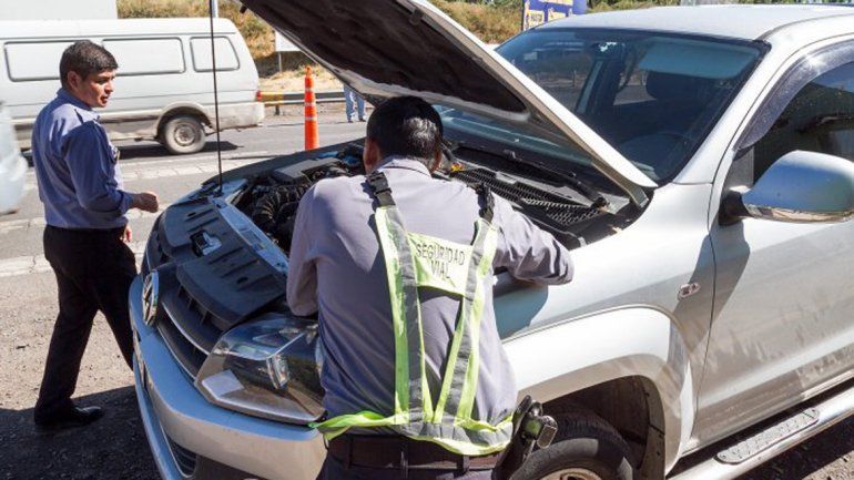 Durante un control, le secuestraron a una neuquina una camioneta de alta gama gemela