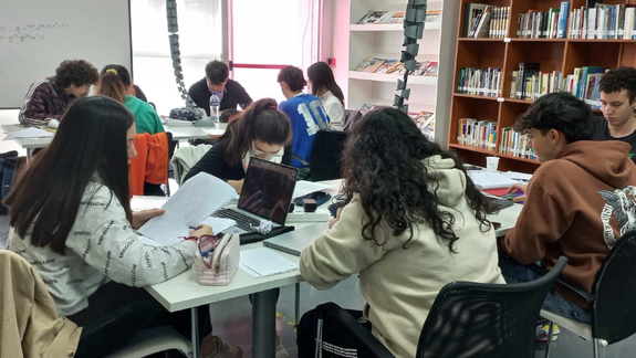 La biblioteca pública que reúne cada día a 60 jóvenes neuquinos