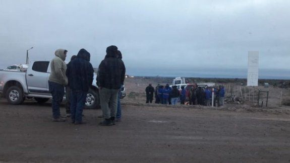 Cortan acceso a yacimiento por el despido de 300 petroleros