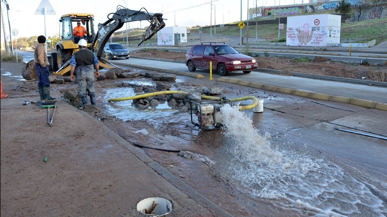 La rotura de un caño de agua convirtió en un río a la calle Colón
