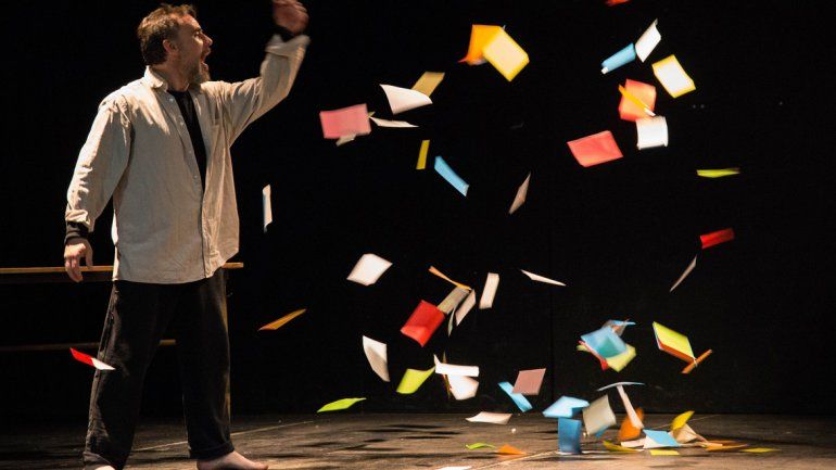 A las tablas. Finzi aclaró que no buscó levantar la figura del maestro como si fuese un héroe.&nbsp;