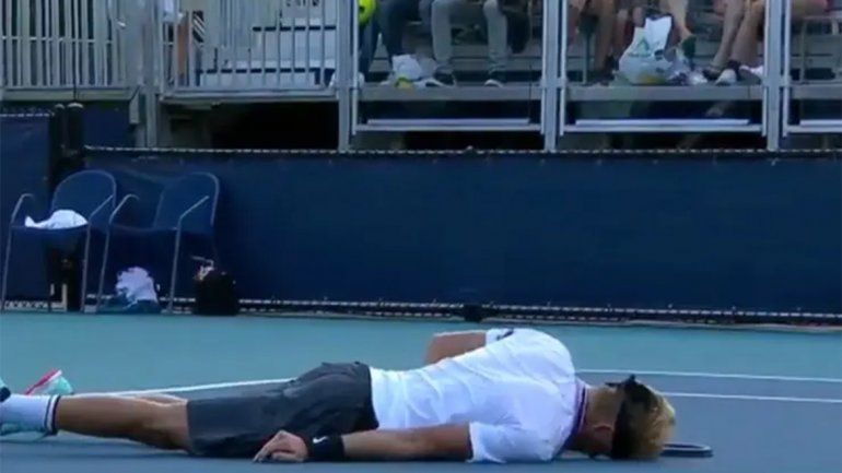 Video: acalambrado, un tenista se desplomó en medio de un partido