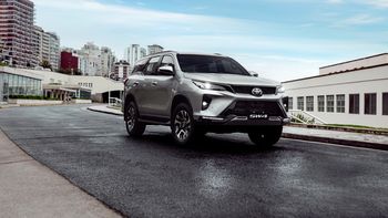 Toyota SW4, modelo que se fabrica en la Argentina y que como muchos autos 0km se puede comprar con dólares en billetes. Toyota SW4, modelo que se fabrica en la Argentina y que como muchos autos 0km se puede comprar con dólares en billetes.