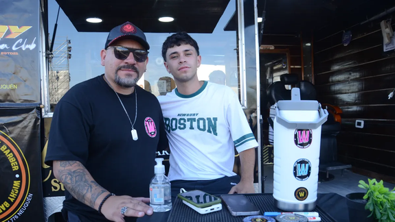 Una barbería móvil para cortarse el pelo entre show y show