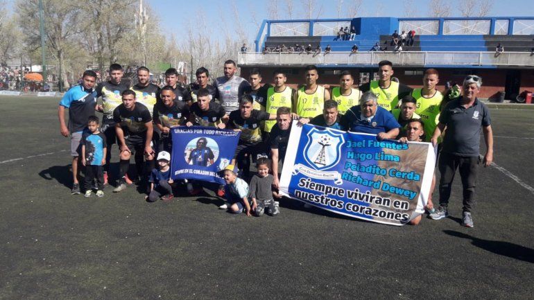 El plantel de Rincón posó con dos banderas en alusión a las víctimas.