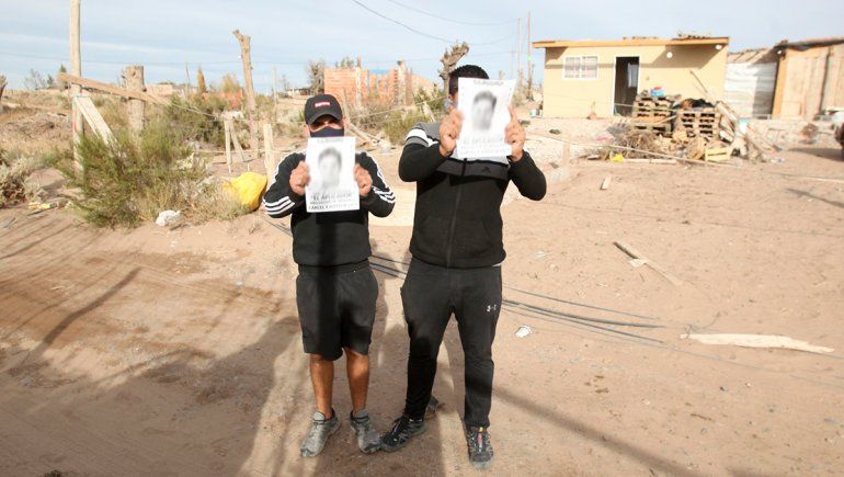 En el barrio donde vive el denunciado los vecinos hicieron un escrache.