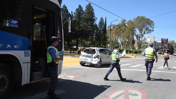 En pleno centro: COLE se tragó un auto que le frenó de sorpresa en el semáforo
