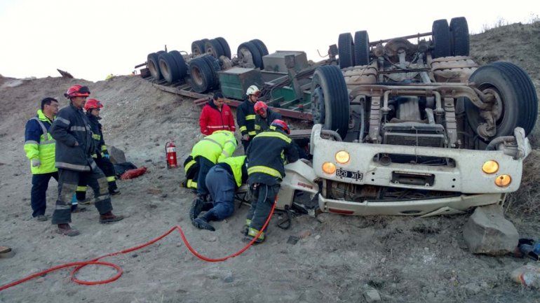 Un camionero volcó y murió en la Ruta 40: transportaba arena para Collón Curá
