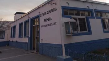 La madre de la nena hizo la denuncia en la comisaría Primera de Pico Truncado y la policía derivó el caso a la Justicia de Santa Cruz. La madre de la nena hizo la denuncia en la comisaría Primera de Pico Truncado y la policía derivó el caso a la Justicia de Santa Cruz.