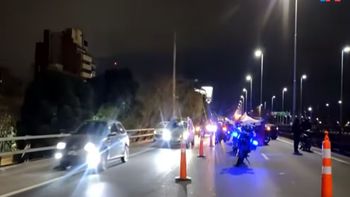 El menor murió en la Autopista 9 de Julio Sur tras un enfrentamiento con un efectivo policial durante un presunto intento de robo. El menor murió en la Autopista 9 de Julio Sur tras un enfrentamiento con un efectivo policial durante un presunto intento de robo.