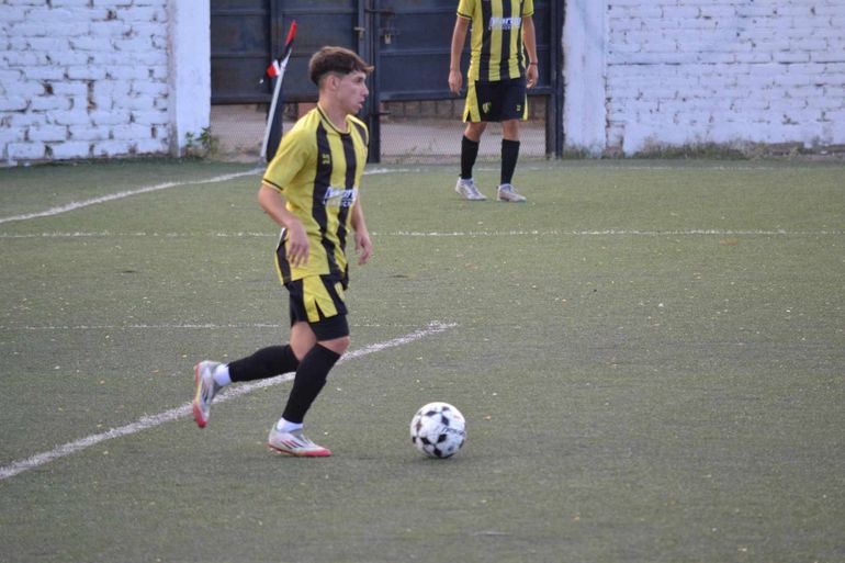 Hace golazos en el Club Pacífico, estudia y es profe en el club: la historia de Chucky Morales