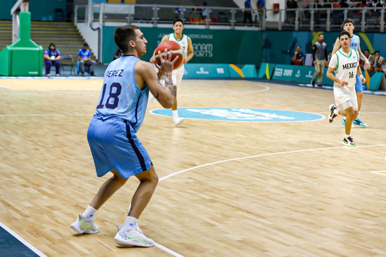 El neuquino Agustín Pérez Tapia aportó diez puntos en su mejor producción en el torneo. Foto: CAB. El neuquino Agustín Pérez Tapia aportó diez puntos en su mejor producción en el torneo. Foto: CAB.