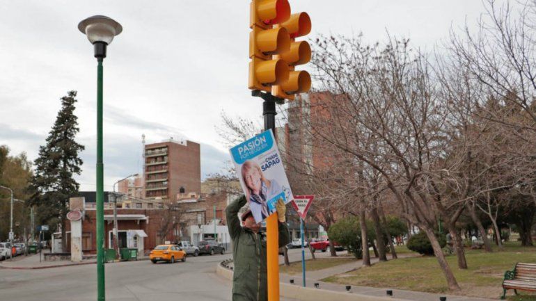 La Muni multó al MPN por poner propaganda política en semáforos y luminarias