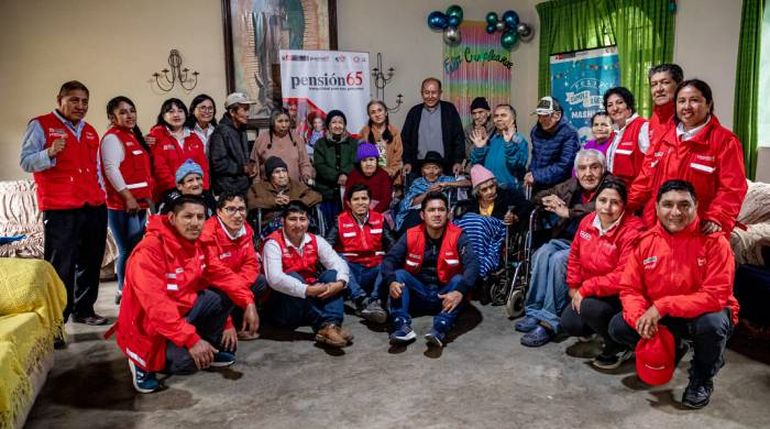 El hombre de la salud envidiable sopló 125 velitas rodeado de personas que lo quieren en un hogar de ancianos de Perú. El hombre de la salud envidiable sopló 125 velitas rodeado de personas que lo quieren en un hogar de ancianos de Perú.