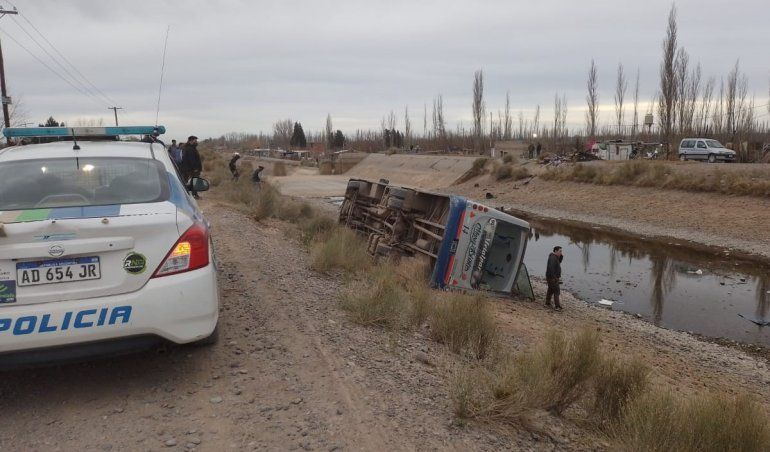 Fernández Oro: dos alumnos heridos al caer un colectivo en el canal