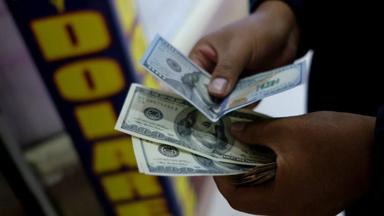 El cepo cambiario se termina este lunes y hay expectativas por la flotación del dólar / Foto Archivo