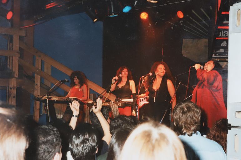 El grupo Las Blancanblus en uno de sus show en el boliche de diagonal 25 de mayo 66. En Diagonal todo podía pasar porque siempre la gente se encontraba con alguna sorpresa.   