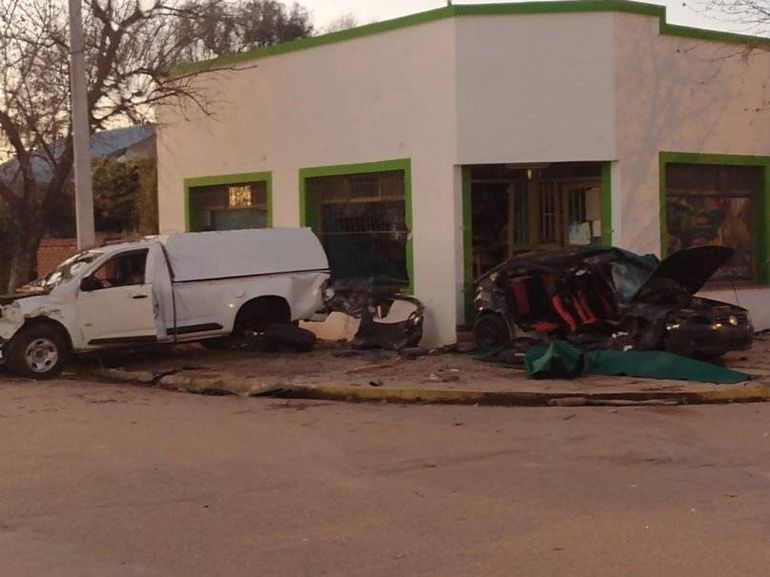 El accidente se produjo tras el choque entre una camioneta y un automóvil. El accidente se produjo tras el choque entre una camioneta y un automóvil.