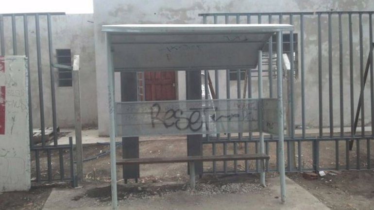 Vecino enojado porque tiene una garita de colectivos en la puerta de su casa