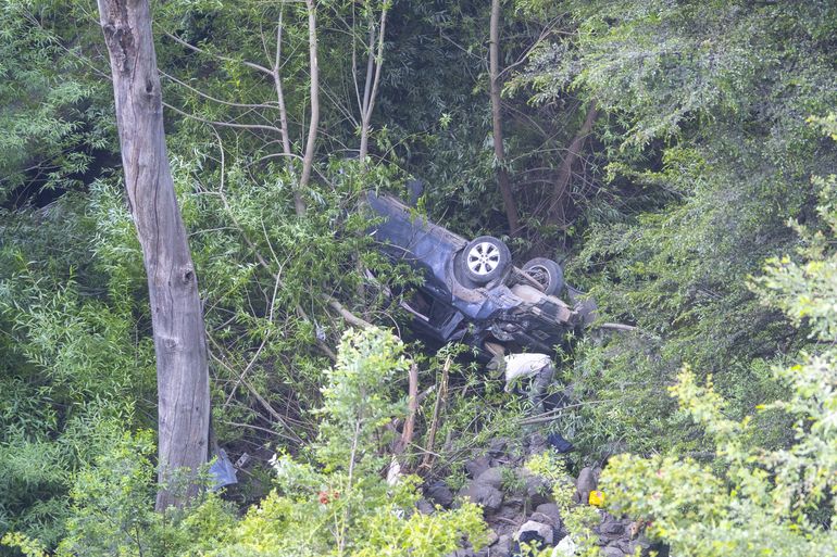 Una camioneta cayó por un barranco camino a Quila Quina: dos personas heridas