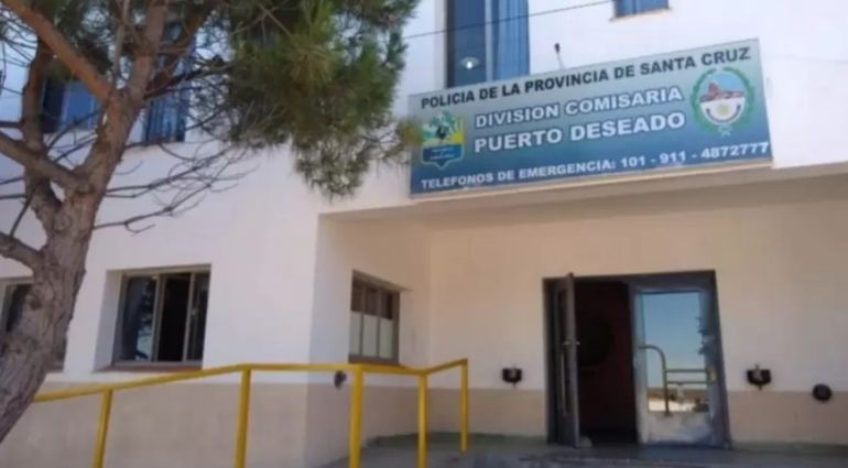 Policías de la comisaría de Puerto Deseado e investigadores de Criminalística realizaron un allanamiento en la casa del bebé y sus padres. Policías de la comisaría de Puerto Deseado e investigadores de Criminalística realizaron un allanamiento en la casa del bebé y sus padres. 