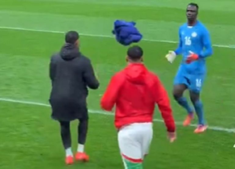 Una final con pasos de comedia: la historia de la toalla del arquero de Senegal