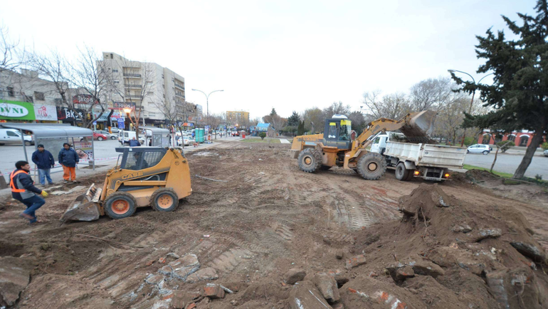 Maquinarias municipales en el Parque Central de Neuquén.
