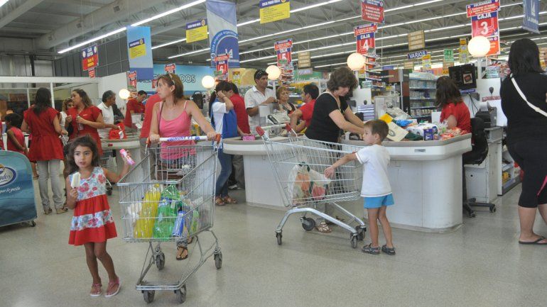 Por los aumentos de precios los súper facturan a pesar del consumo.