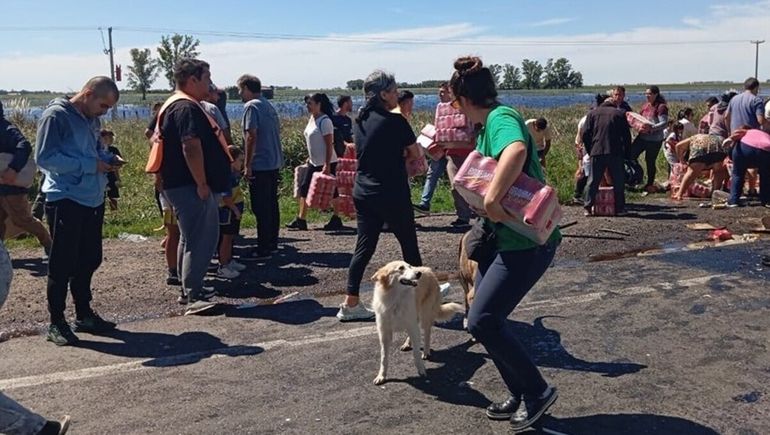 Saquearon la carga de cerveza de un camionero de Comodoro Rivadavia que volcó.