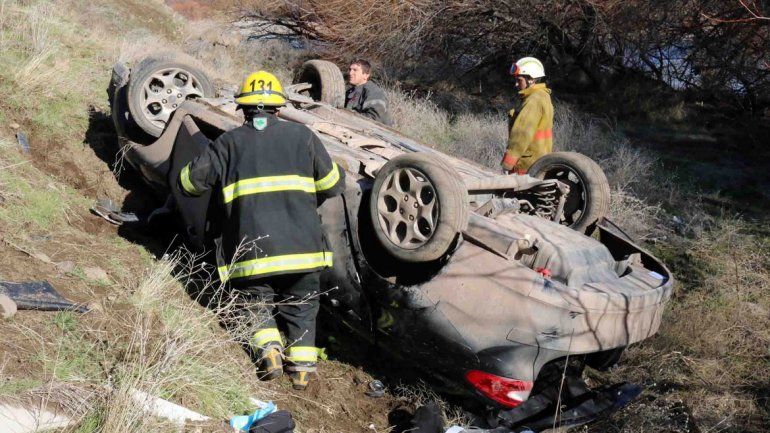 El auto de la familia quedó a 15 metros de la banquina tras el vuelco.