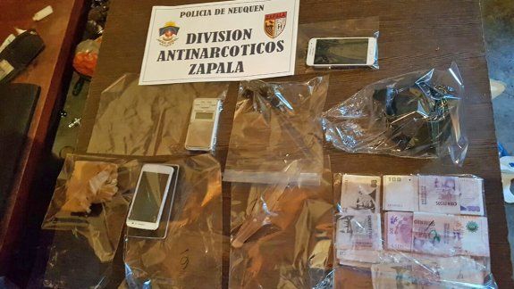 La droga y los elementos secuestrados tras los allanamiento en Loncopué.