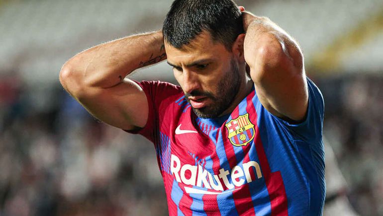 Sergio Agüero podría abandonar el fútbol profesional debido a la arritmia cardíaca que sufrió.