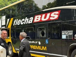 escandalo en la previa del clasico platense: un piedrazo estallo un vidrio en el micro de estudiantes escandalo en la previa del clasico platense: un piedrazo estallo un vidrio en el micro de estudiantes