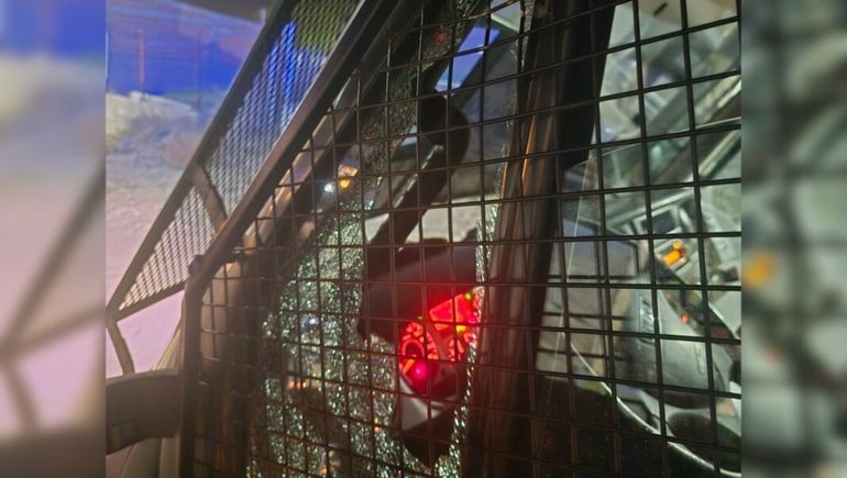 Violento ataque a un patrullero en Centenario tras una persecusión: piedras, botellazos y disparos antitumulto